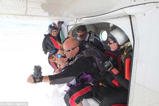 زمین سے 16 ہزار فٹ کی بلندی سے چھلانگ لگا کر کی گئی انوکھی شادی