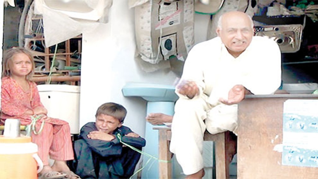 اجازت کے بغیر کاغذ اٹھانے پر دکاندار کا کمسن بہن بھائی پر تشدد