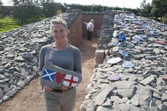 برطانوی شہریوں نے پتھروں پر ”نہیں” لکھ کر سکاٹ لینڈ کی سرحد پر رکھ دیئے