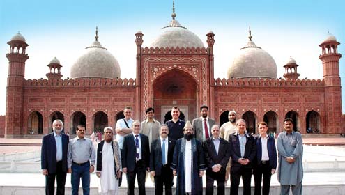 ترکی، ایران، تاجکستان کے آڈٹ سربراہان کی مزار اقبال پر حاضری