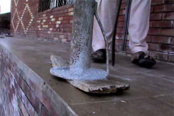 گجرات میں تحریک انصاف کا جلسہ، خستہ حال بالکونی پر سٹیج بنانے کی تیاریاں