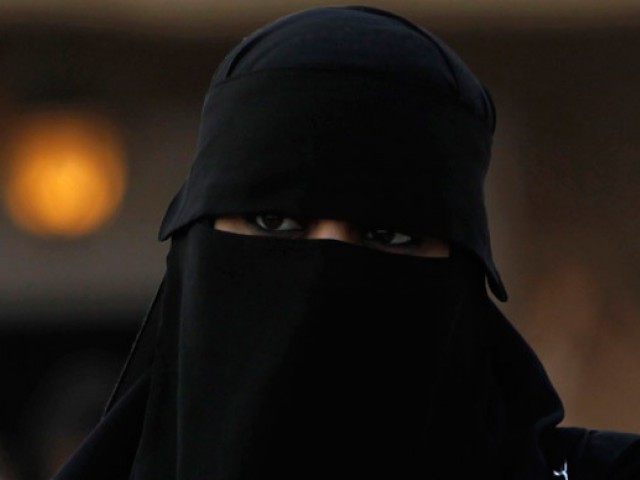 فرانس میں اسٹیج ڈرامہ دیکھنے آئی برقعہ پوش خاتون کو تھیٹر سے نکال دیا گیا