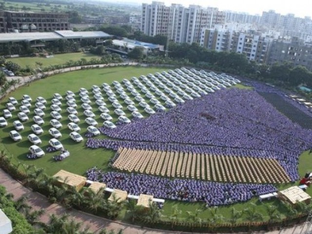 بھارتی بزنس مین نے اپنے 1200ملازمین کو مکان، کاریں اورہیرے ہی تحفے میں دے ڈالے