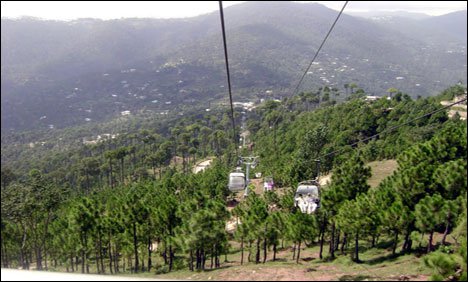 آزاد کشمیر : چیئر لفٹ کا رسہ ٹوٹ گیا، 6 بچے فضاء میں معلق