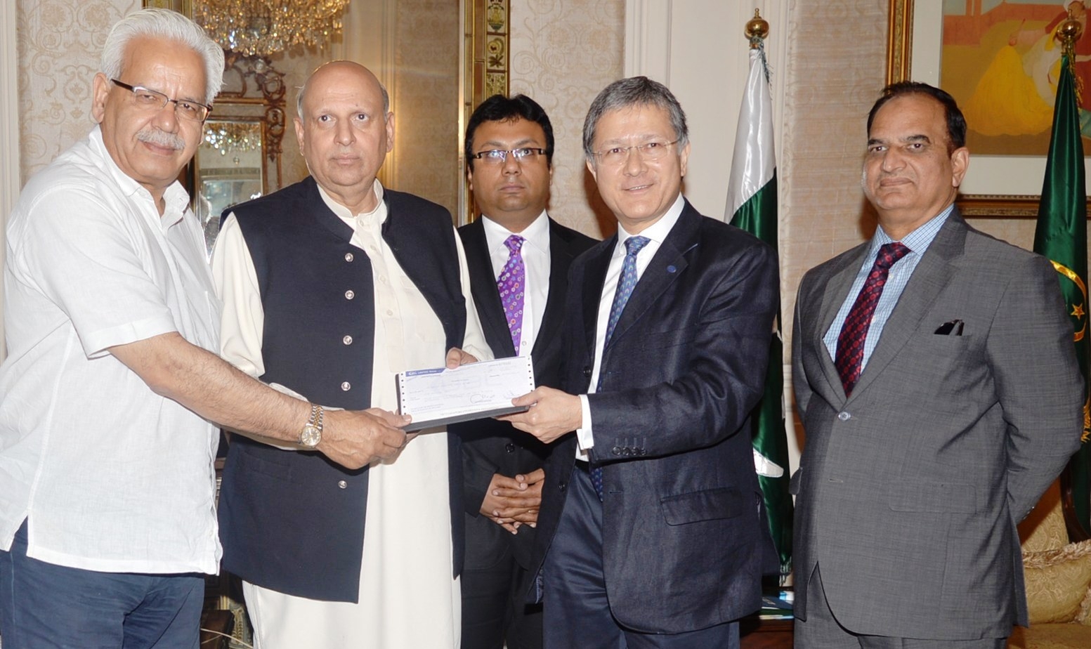 یونائیٹڈ بنک کے چیف ایگزیکٹیو چوہدری محمد سرور کو  ریلیف فنڈز کیلئے 50 لاکھ روپے کا چیک دے رہے ہیں