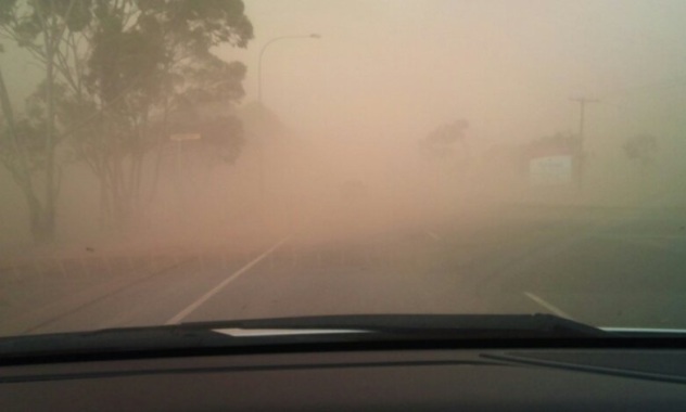 کراچی میں گرد آلود ہوا ؤں کا ڈیرہ، درجۂ حرارت گر گیا