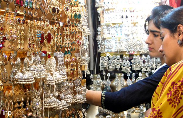 عید خریداری کیلئے بازاروں میں رش، چیزیں دو گنا مہنگی ہو گئیں