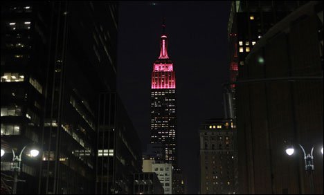 گل مکئی کو نوبیل ملنے کی خوشی میں ایمپائر اسٹیٹ بلڈنگ گلابی ہو گئی