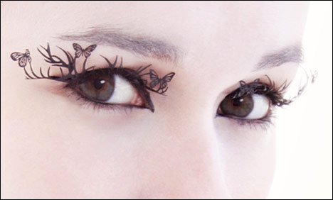 خواتین کی آرائش کیلئے تخلیق کردہ مصنو عی کا غذی پلکیں