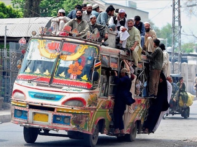 عید الاضحیٰ پر رش، دوسرے شہر جانے والے بسوں کی چھتوں پر سفر کرنے کو مجبور