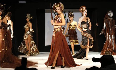 فرانس میں انوکھا فیشن شو، ملبوسات پہننے کے ساتھ کھانے کو بھی دل چاہے