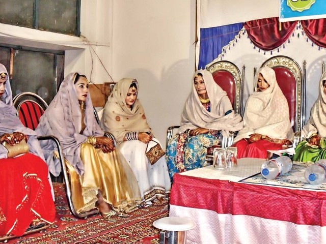 فیصل آباد میں مقامی این جی او کے زیر اہتمام 61 جوڑوں کی اجتماعی شادی کی تقریب