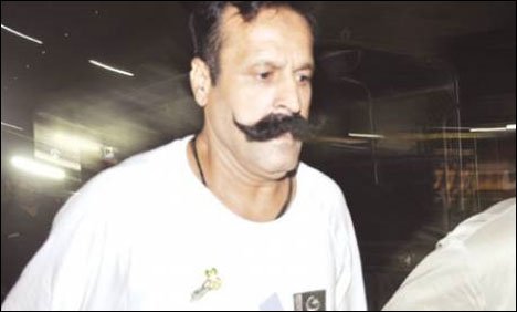 عدالت سے باہر آکر گلو بٹ شیشے توڑنے سے صاف مکر گئے