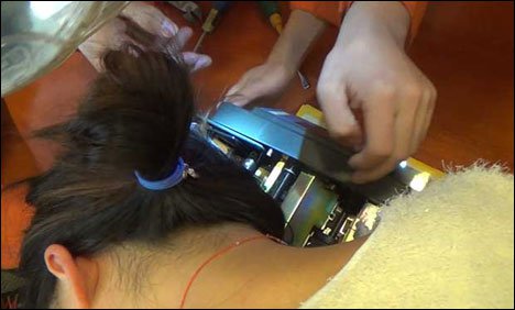 چینی خاتون بینک میں رکھی کرنسی مشین میں بال پھنسا بیٹھی