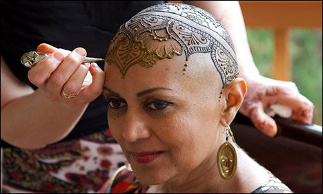 بالوں سے محروم خواتین کیلئے انوکھا حل