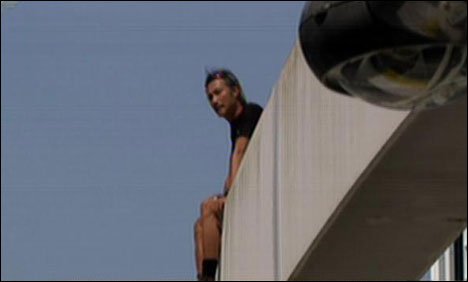 ہانگ کانگ: احتجاج کرنے والا ایک شخص اونچی عمارت پر چڑھ  گیا