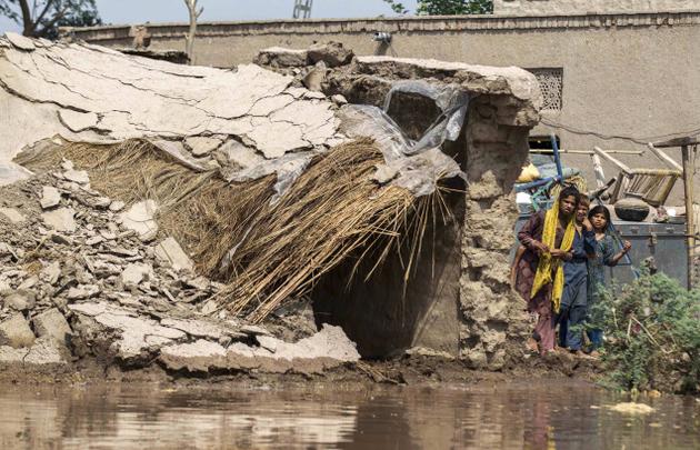 حافظ آباد : بارش سے مکان کی چھت گر گئی، بچہ جاں بحق