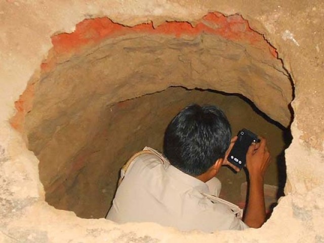 بھارت میں چوروں نے سرنگ کھود کر بینک سے کروڑوں روپے چرا لئے