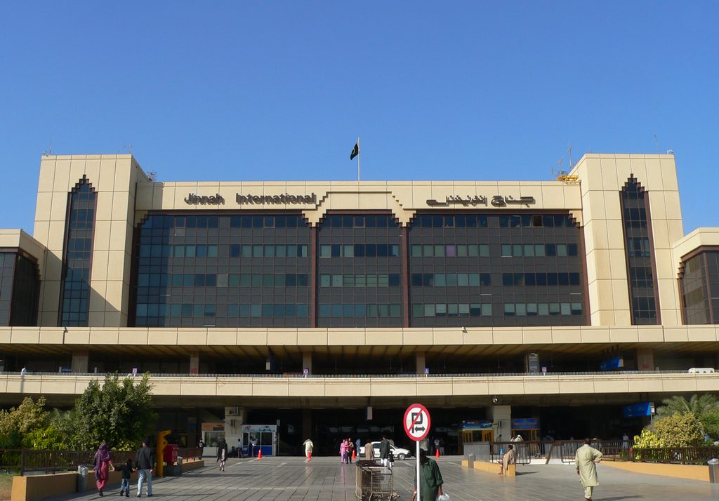 کراچی: ائیرپورٹ رن وے پر دبئی جانیوالے غیر ملکی طیارے میں آتشزدگی
