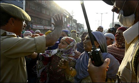 مقبوضہ کشمیر : متاثرین سیلاب کو نا قص امدادی سامان کی فراہمی