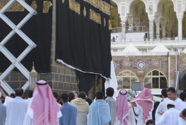 خالص سونے، چاندی کے تاروں اور ریشم سے تیار کردہ غلاف کعبہ تبدیل کر دیا گیا