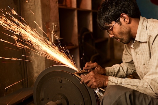 عید قربان ، قصابوں کے ساتھ چھریاں تیز کرنے والوں کے نرخ بھی آسمان پر