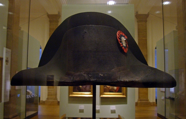 پیرس : نیپولین کی ٹوپی کو نیلام کرنیکی تیاریاں جاری