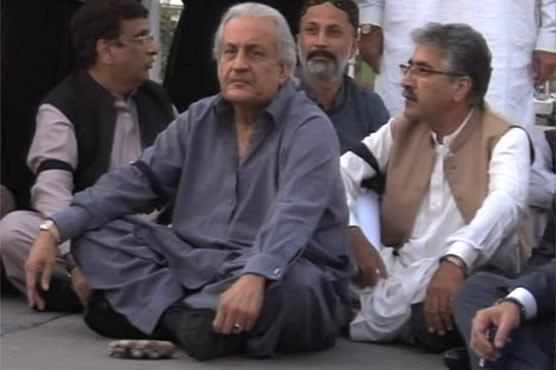 مزدوروں پر تشدد، او جی ڈی سی ایل کی نجکاری کیخلاف اپوزیشن کا دھرنا