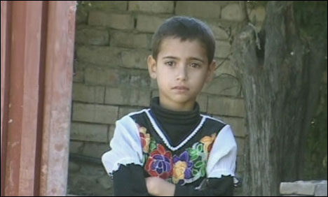 عطائیوں کے ظلم کی شکار بچی کے علاج کیلیے والدین کے پاس پیسے نہیں