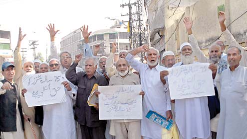 پنشن سے محروم افراد کا مظاہرہ،’’گو نواز گو‘‘کے نعرے