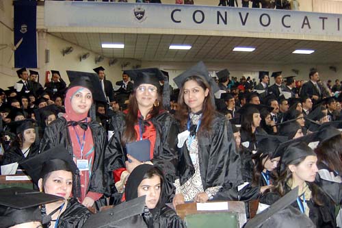 پشاور میں طالب علم کا گورنر خیبر پختونخوا سے ڈگری لینے سے انکار، گو نواز گو کے نعرے