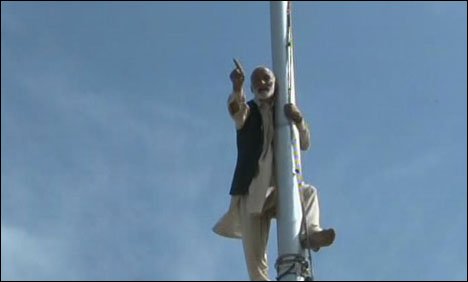 اسلام آباد: ڈی چوک میں ایک اور شخص کھمبے پر چڑھ گیا