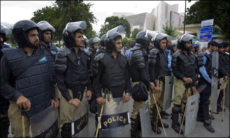 دھرنوں کی ڈیوٹی پر تعینات اہل کاروں کو عید پر چھٹی مل گئی