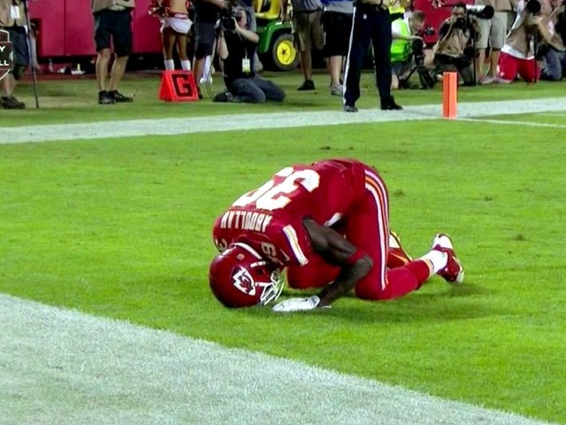 تعصب : امریکی فٹ بال کھلاڑی حسین عبداللہ کو سجدہ کرنے پر سزا