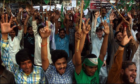 بھارتی جارحیت کیخلاف جمعیت علمائے پاکستان اور سنی تحریک کا مظاہرہ