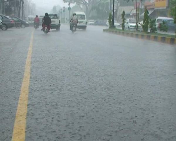 لاہور : موسم سرما کی پہلی بارش کے بعد موسم سرد ہونے لگا