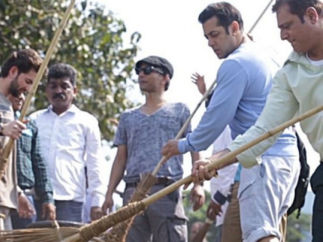 سلو میاں اور مسٹر پرفیکٹ بھارتی وزیراعظم کی دعوت پرصفائی مہم پر نکل آئے