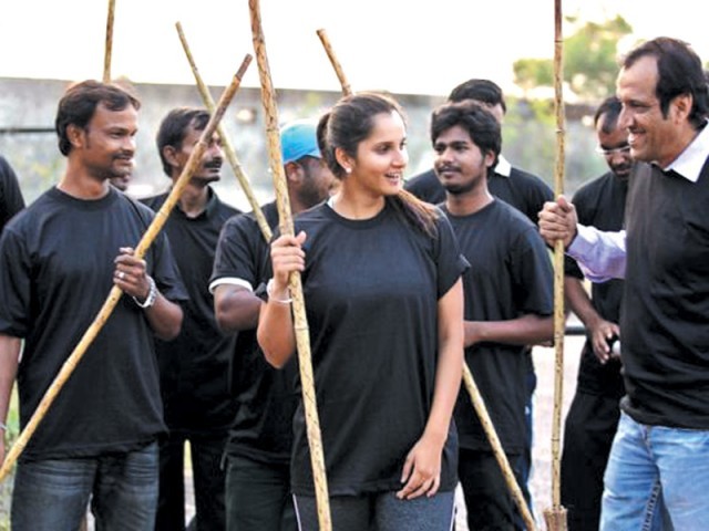 صفائی مہم، بھارتی ٹینس کوئن ثانیہ مرزا نے بھی جھاڑو تھام لی