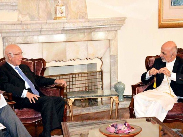 سرتاج عزیز کا دورہ کابل، اشرف غنی، عبداللہ سے ملاقاتیں، پاکستان آنے کی دعوت