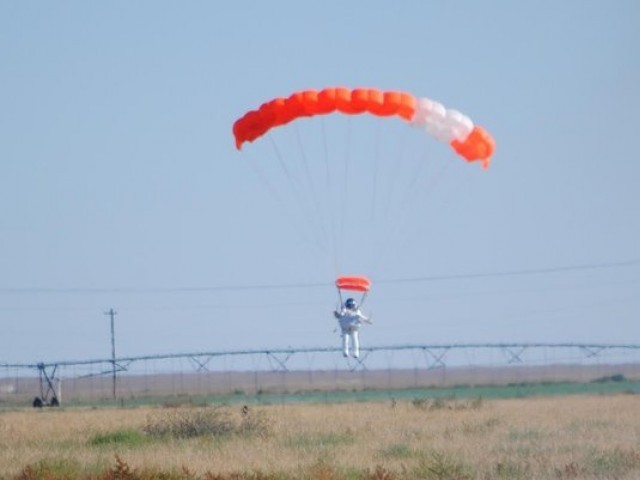 گوگل کے سینئر نائب صدر ایلن یوسٹیس نے اسکائی ڈائیونگ میں نئی تاریخ رقم کر دی