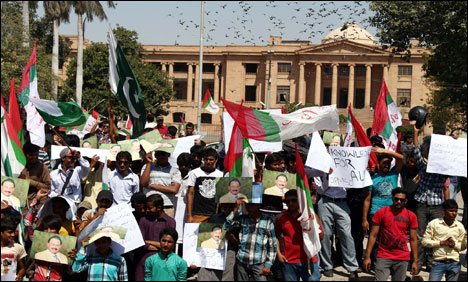 سندھ سیکریٹریٹ پر اے پی ایم ایس او کے تحت طلبا کا مظاہرہ