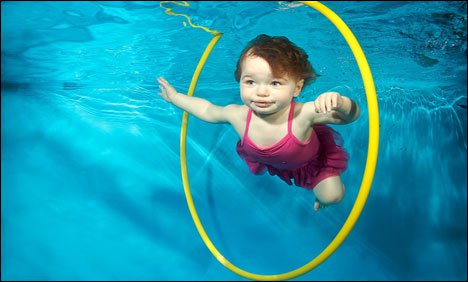 دو سالہ بچی کے سوئمنگ پول کے اندر حیران کن کرتب