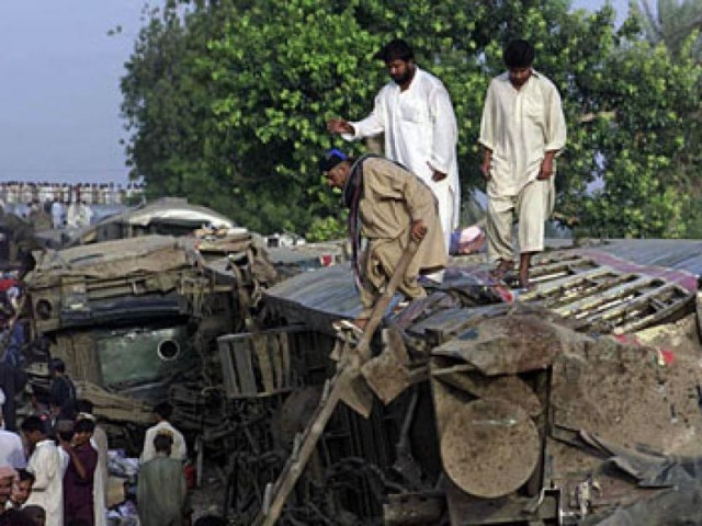 بزنس ٹرین رن پٹھانی پر کھڑی مال گاڑی سے ٹکرا گئی، اسسٹنٹ ڈرائیور جاں بحق
