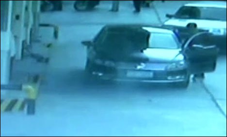 چین میں پیٹرول پمپ سے گاڑی کی چوری