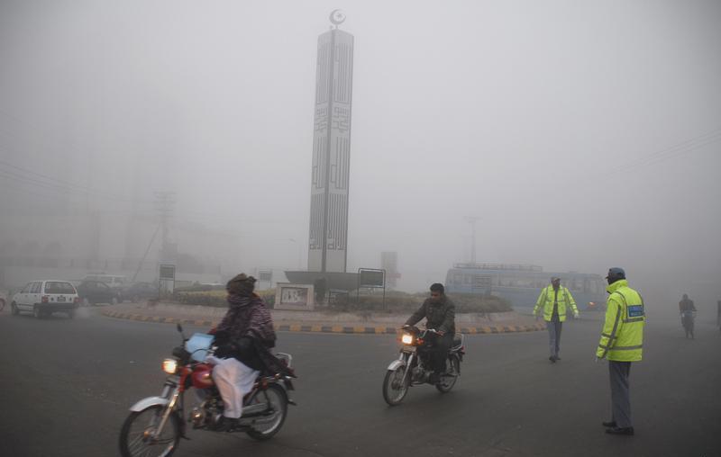 لاہور : ہلکی بوندا باندی کیساتھ موسم سرما کا آغاز