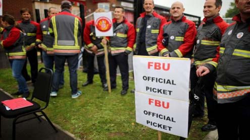 برطانیہ: فائر فائٹرز کی 4 روزہ ہڑتال شروع