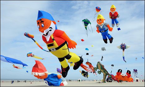 جنوبی افریقہ میں کائٹ فیسٹول، آسمان رنگ برنگ پتنگوں سے سج گیا