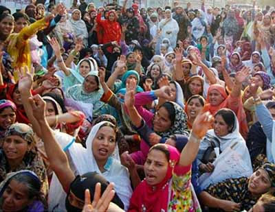 لیڈی ہیلتھ ورکرز کا رشوت طلب کیے جانے پر احتجاج