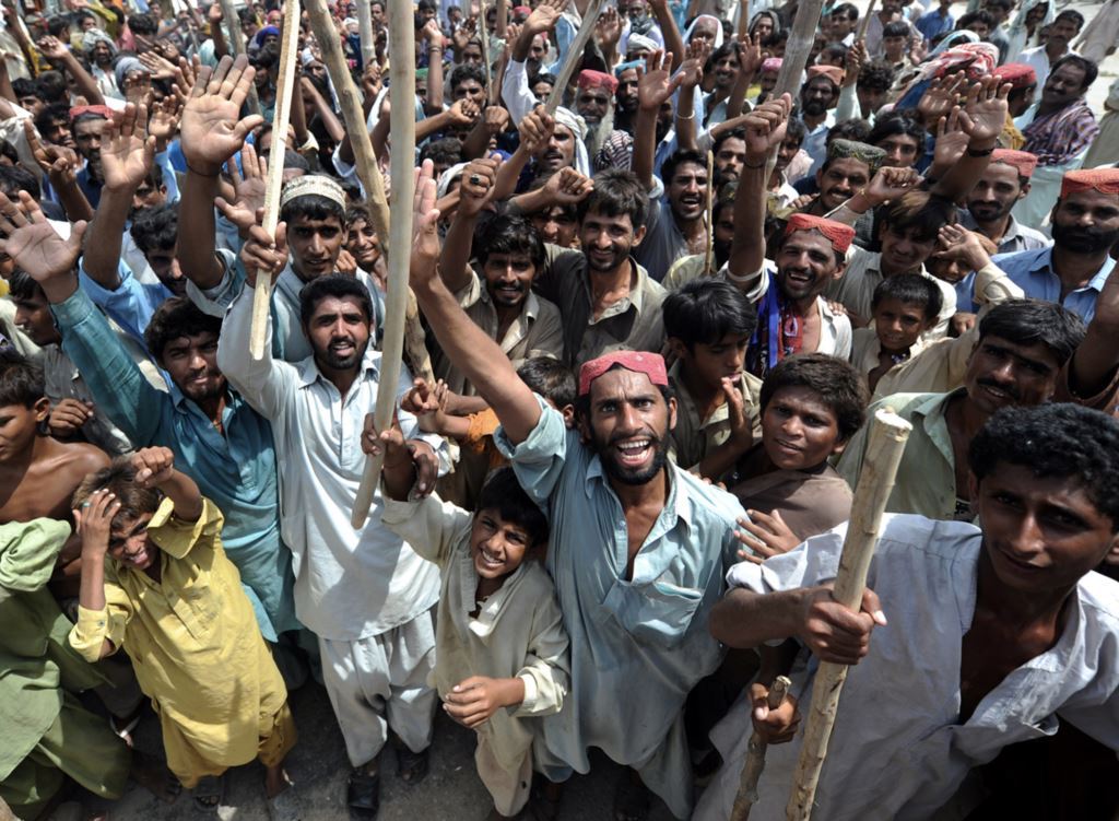 ملتان : سیلاب متاثرین کا امدادی چیک نہ ملنے کیخلاف مظاہرہ