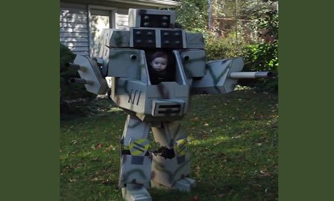 چھ ماہ کے ننھے میاں نے جنگی روبوٹ کا روپ دھار لیا